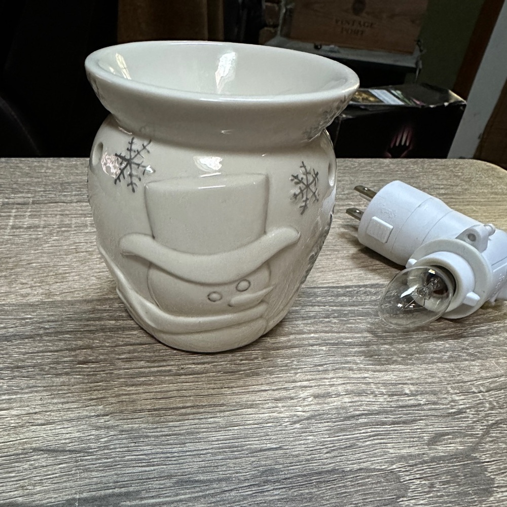 Scentsy Wax Warmer Plug In Snow Day‎ Snowman & Snowflakes With Box Retired